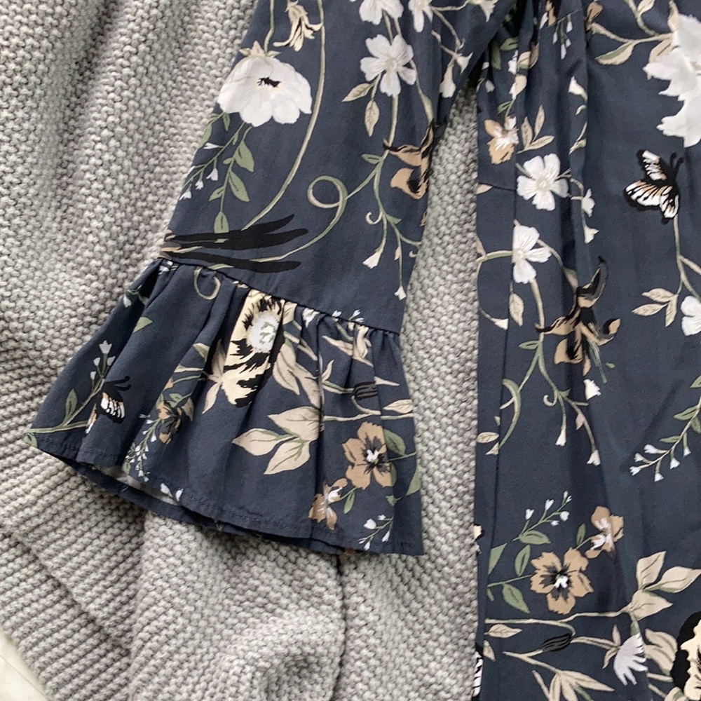 Old Navy Slight Bell Sleeve Shift Dress - Picture 4 of 5